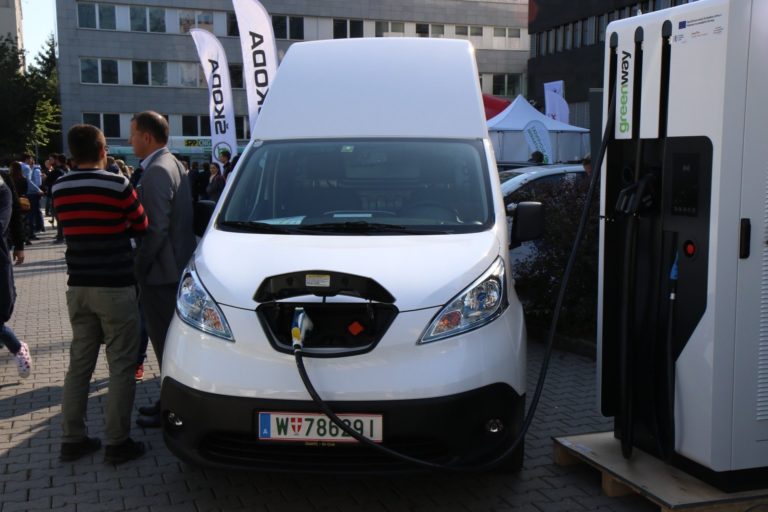 Cena elektromobilov by mala o pár rokov klesnúť