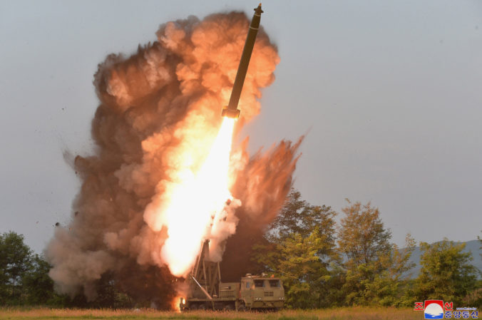 Severná Kórea, veľký viachlavňový raketomet, test