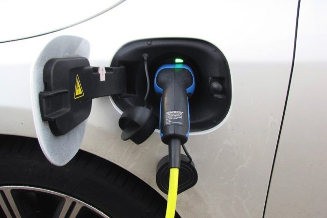 Nabíjať elektromobil doma, je oveľa lacnejšie ako na verejných nabíjacích staniciach