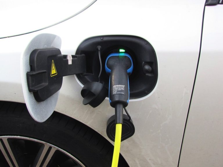 Nabíjať elektromobil doma, je oveľa lacnejšie ako na verejných nabíjacích staniciach