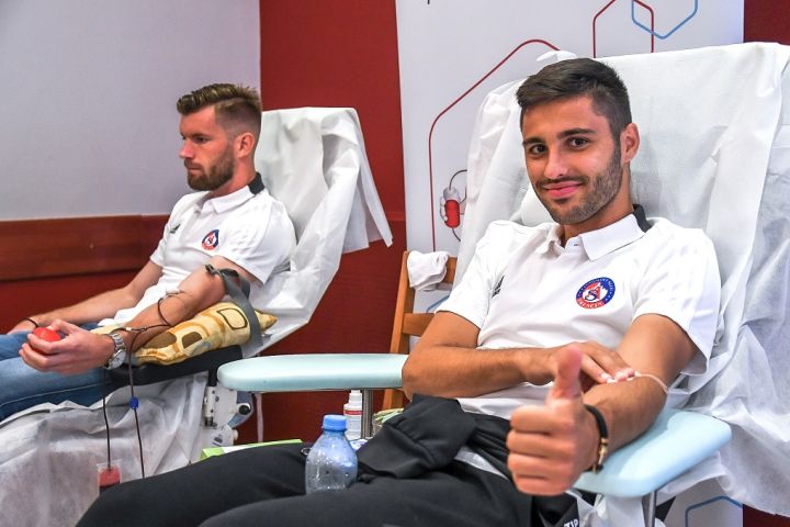 futbalisti AS Trenčín pri darovaní krvi