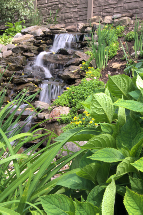 Záhradné jazierko s vodopádom
