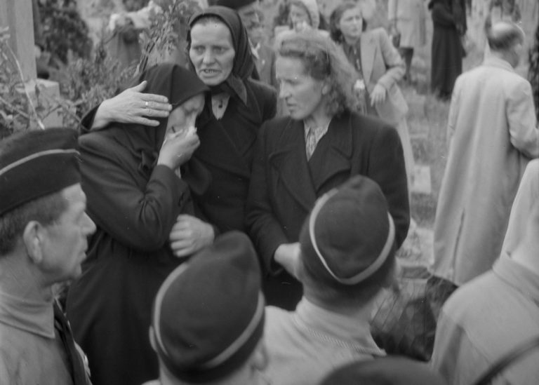 Zarmútení príbuzní a známi obetí bombardovania bratislavskej rafinérie Apollo 16. júna 1944. Bol to prvý bezprostredný kontakt Slovenska s vojnou