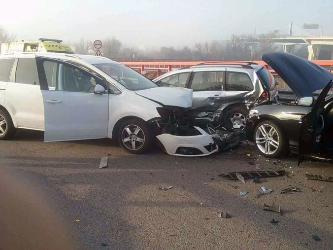 Nehoda, výjazd z diaľnice D1, Považská Bystrica