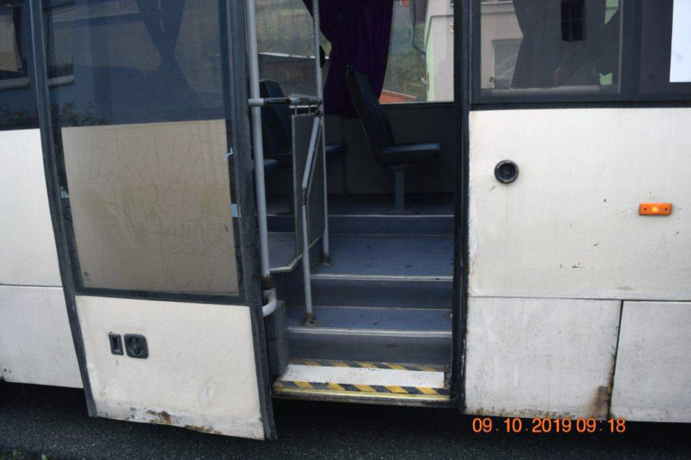 POLÍCIA: Školáčka vypadla z autobusu