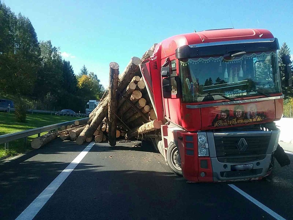dopravná nehoda, kamión, D1