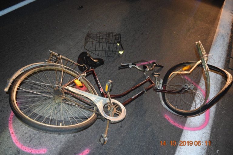 Vážna dopravná nehoda, zrážka auta s cyklistom
