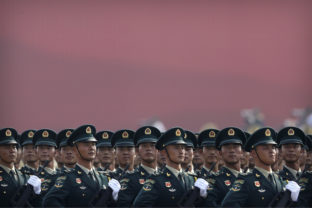 Čínska ľudová republika si v utorok v centre Pekingu obrovskou vojenskou prehliadkou pripomenula 70. výročie svojho založenia. Peking, 30. september 2019.
