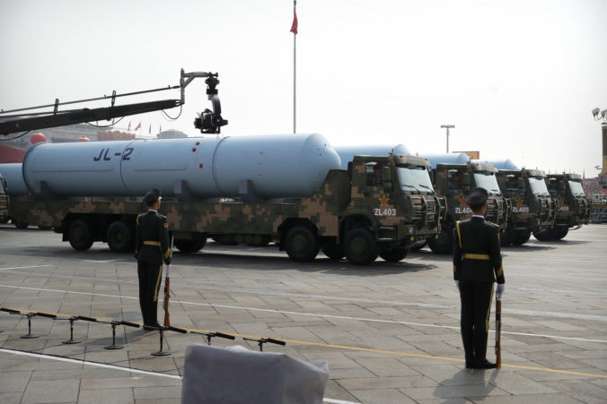 Armáda ukázala svoje najmodernejšie zbrane, niektoré po prvý raz. Po Námestí nebeského pokoja pochodovali tisíce vojakov, nechýbali tanky či medzikontinentálne balistické rakety schopné niesť jadrové hlavice. Peking, 30. september 2019.