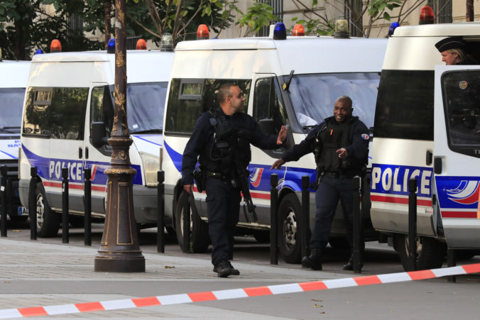 Paríž, útok nožom, útok na policajnej stanici