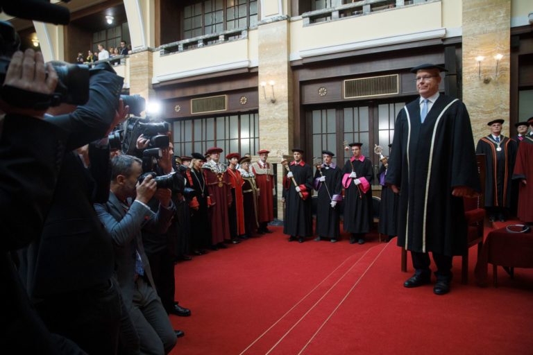 Knieža Albert II. si prebral doktorát na UK