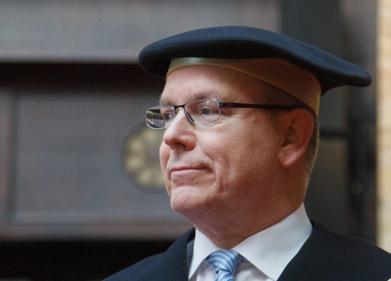 Knieža Albert II. si prebral doktorát na UK