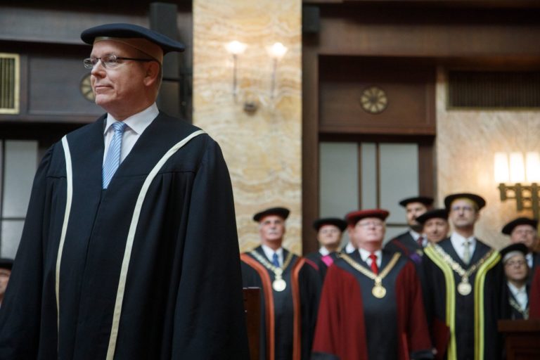 Knieža Albert II. si prebral doktorát na UK