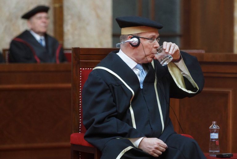 Knieža Albert II. si prebral doktorát na UK