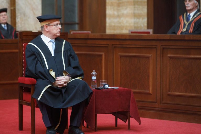 Knieža Albert II. si prebral doktorát na UK