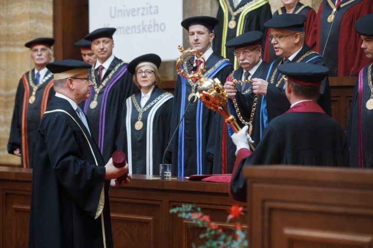 Knieža Albert II. si prebral doktorát na UK