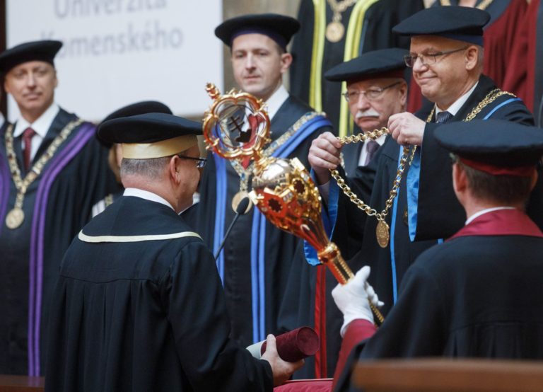 Knieža Albert II. si prebral doktorát na UK