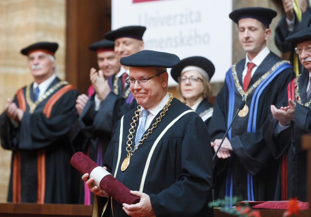 Knieža Albert II. si prebral doktorát na UK