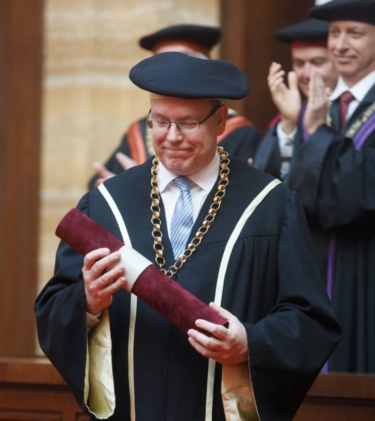 Knieža Albert II. si prebral doktorát na UK