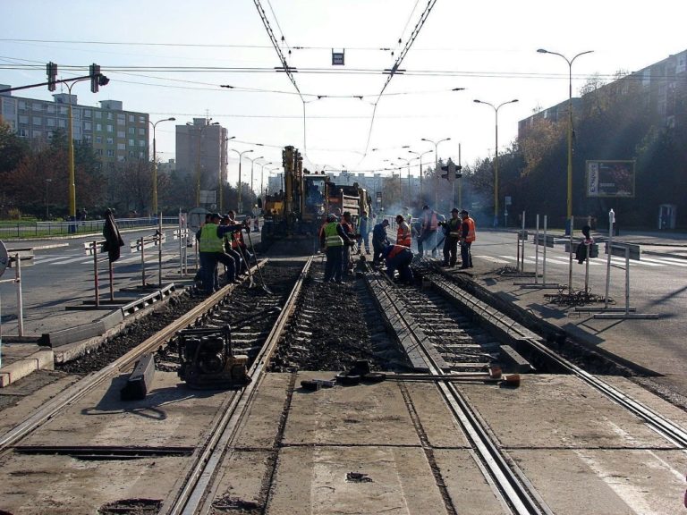 Práce na rekonštrukcii Dúbravsko-Karloveskej radiály meškajú