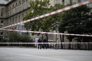 Paríž, útok nožom, útok na policajnej stanici