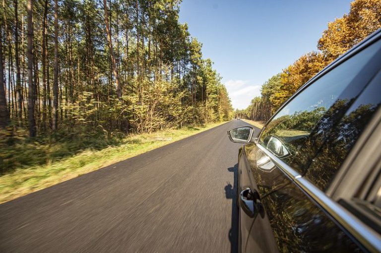 Cesta medzi obcou Láb a Jakubov