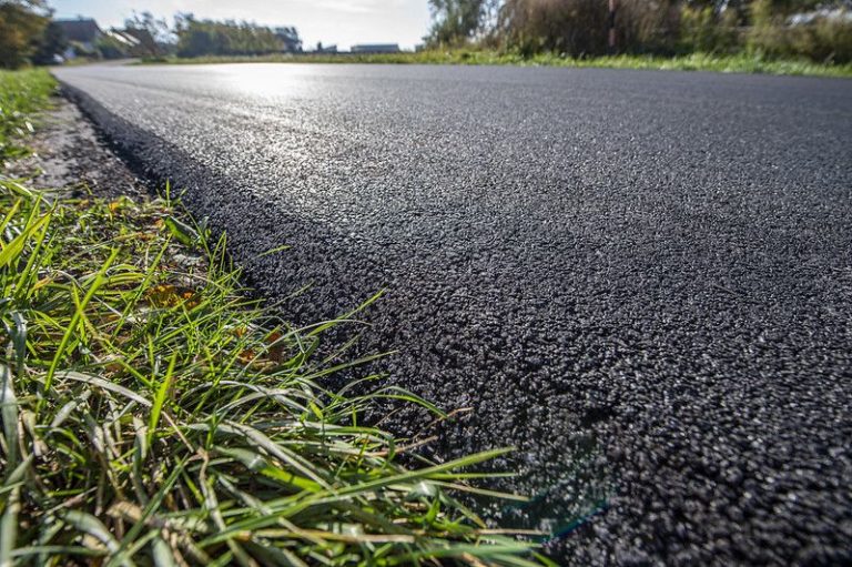 Cesta medzi obcou Láb a Jakubov
