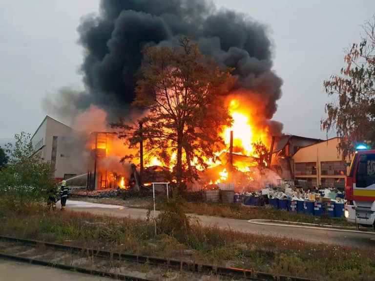 HASIČI: Hasili skládku odpadu v Trnave celú noc