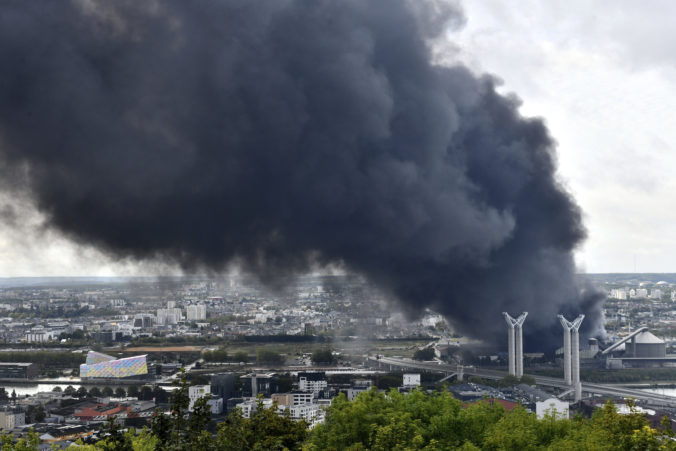 Rouen, požiar, chemický závod