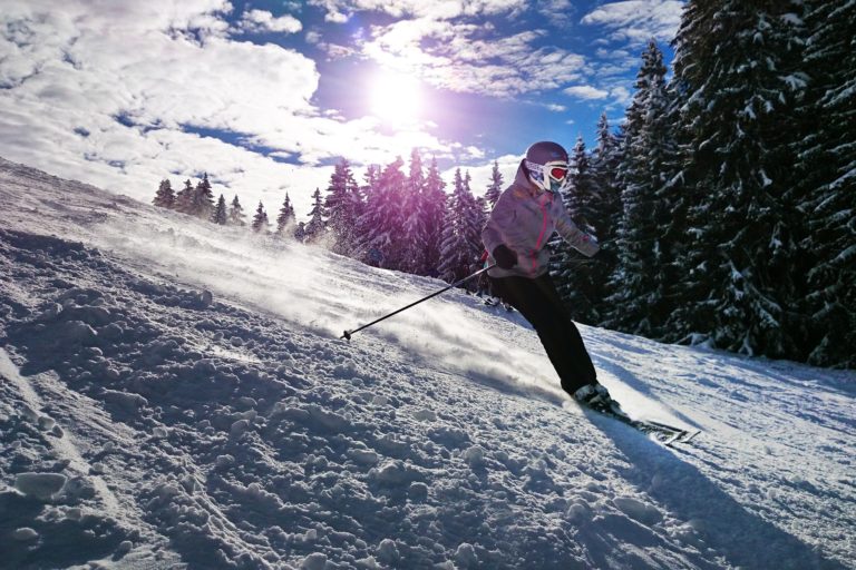 Skiing 1723857_1920.jpg