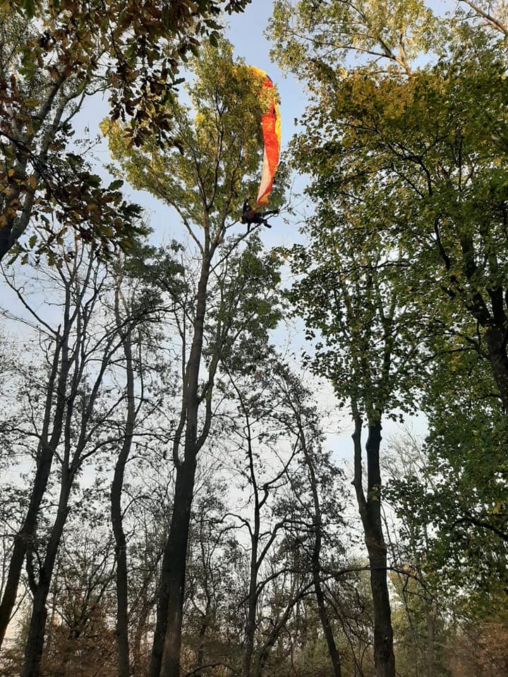 Uviaznuty paraglajdista hasici 3.jpg