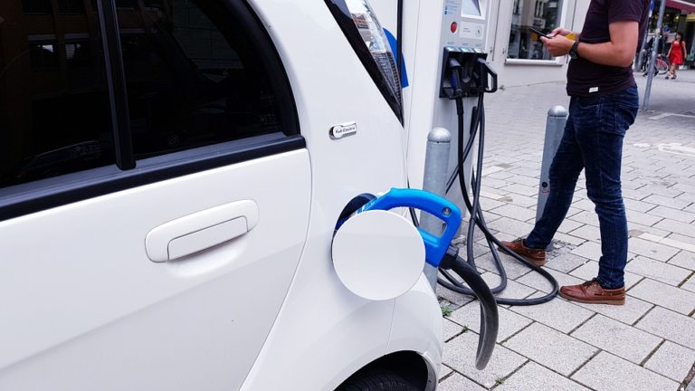 Problém s nabíjaním elektromobilu na diaľnici medzi Bratislavou a Košicami ostáva naďalej nevyriešený