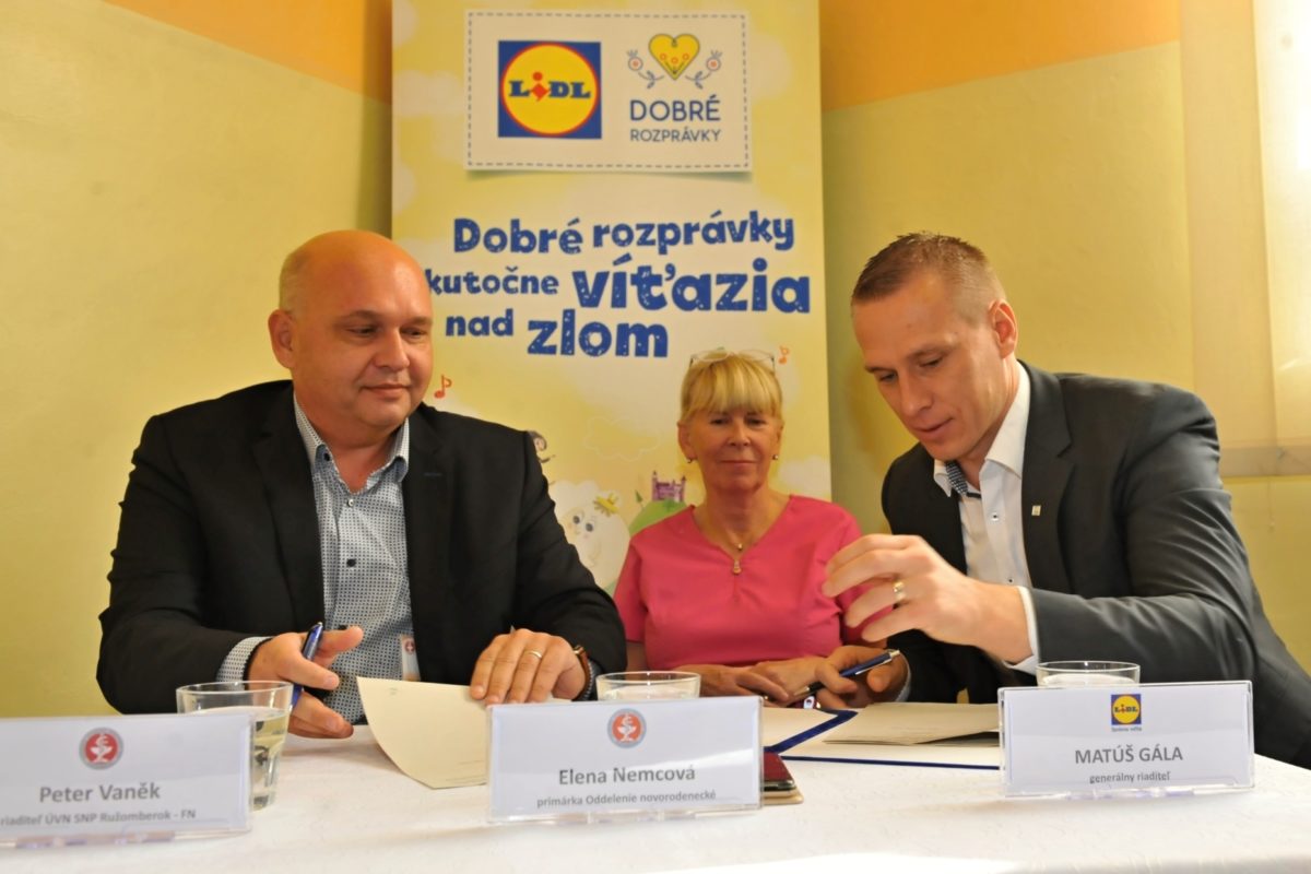 Zlava peter vanek riaditel nemocnice elena nemcova primarka novorodeneckeho oddelenia matus gala generalny riaditel l.jpg