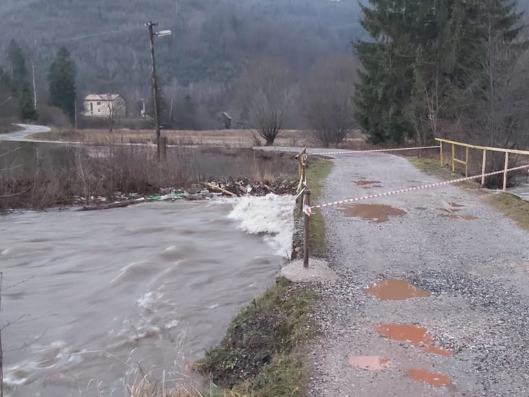 POLÍCIA: Dážï komplikuje situáciu v doprave