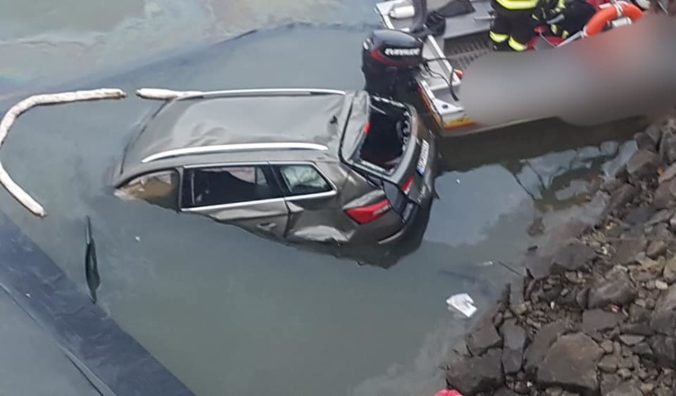 POLÍCIA: Vozidlo skončilo v Oravskej priehrade