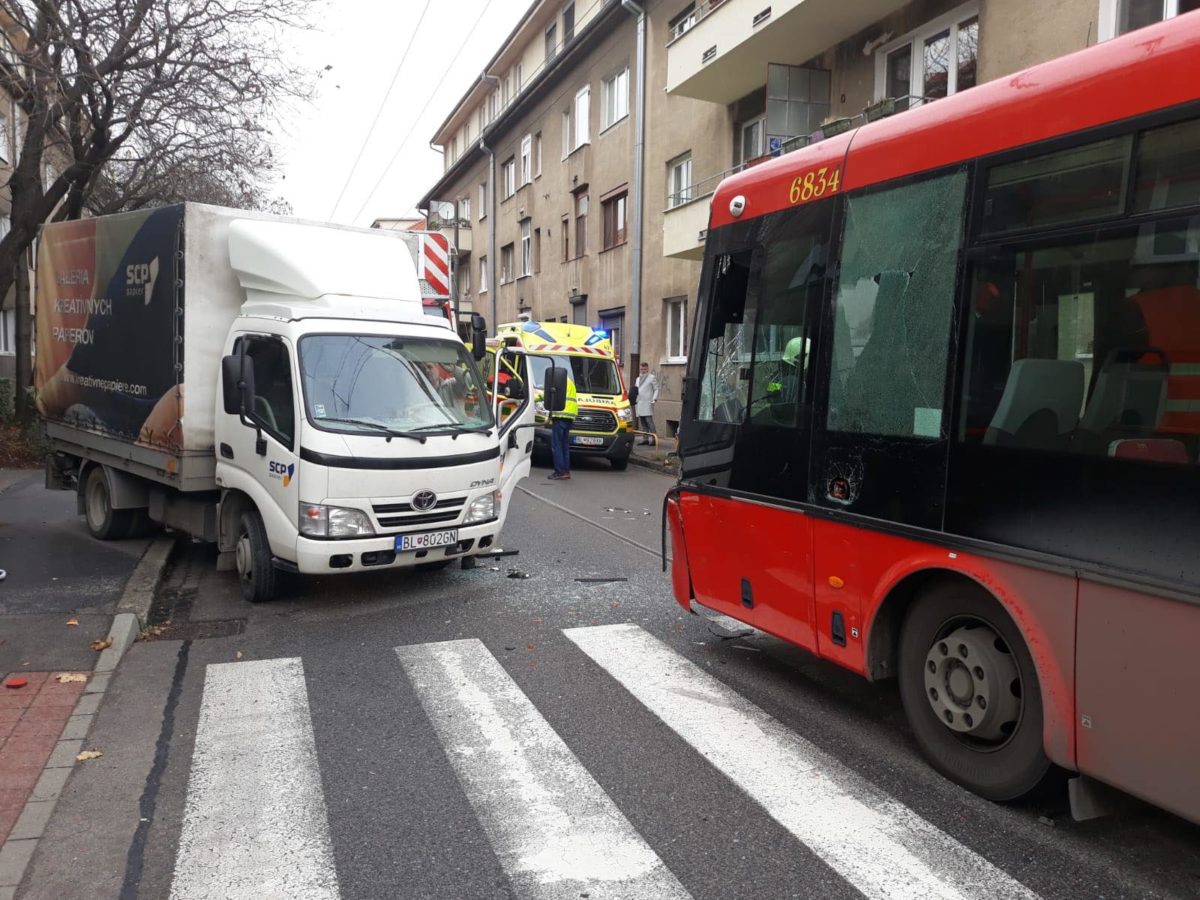 BRATISLAVA: Nehoda na Svätoplukovej ulici