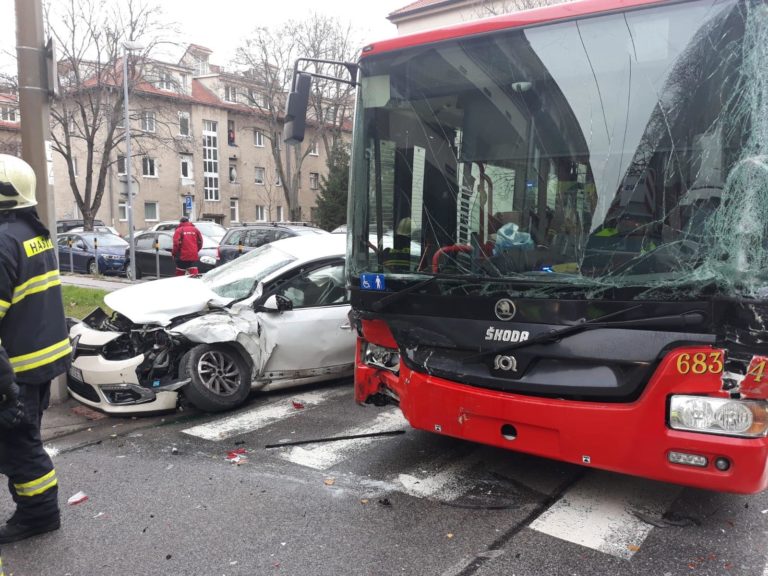 BRATISLAVA: Nehoda na Svätoplukovej ulici