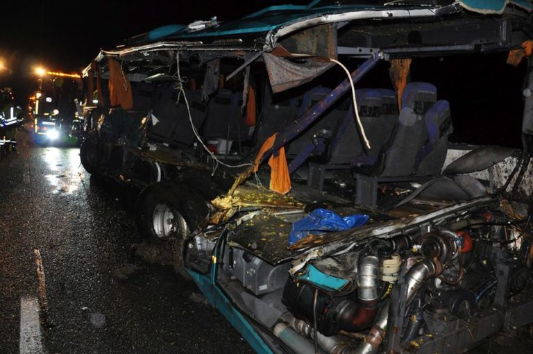 Nehoda, autobus, nákladné auto, Nitrianske Hrnčiarovce.jpg