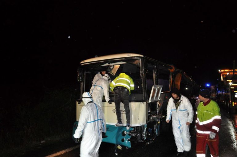Nehoda, autobus, nákladné auto, Nitrianske Hrnčiarovce.jpg.jpg