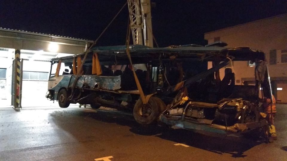 NITRA: Tragická nehoda autobusu a kamióna
