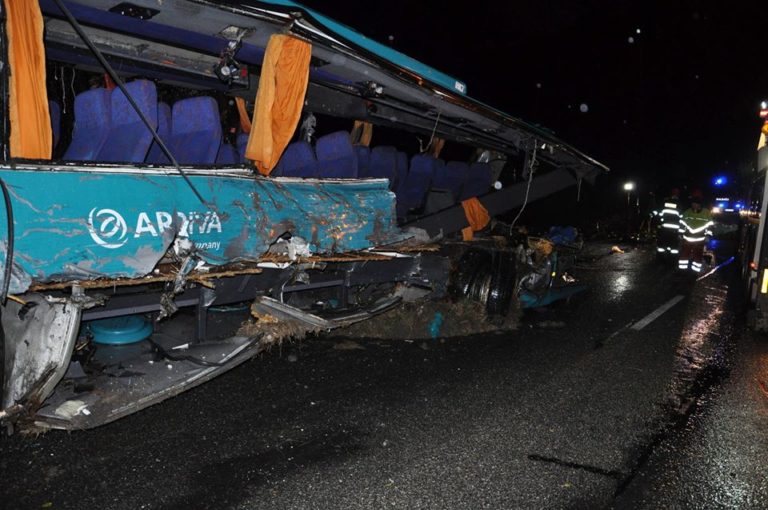Nehoda, autobus, nákladné auto, Nitrianske Hrnčiarovce.jpg