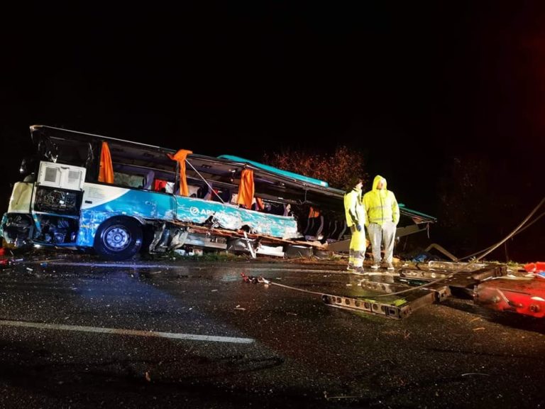 Nehoda, autobus, nákladné auto, Nitrianske Hrnčiarovce.jpg