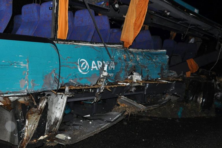Nehoda, autobus, nákladné auto, Nitrianske Hrnčiarovce.jpg