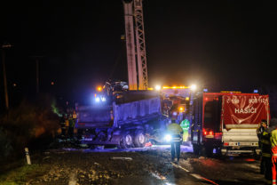 NITRA: Tragická nehoda autobusu a kamióna