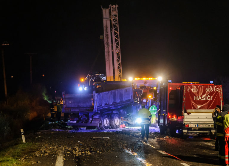 NITRA: Tragická nehoda autobusu a kamióna