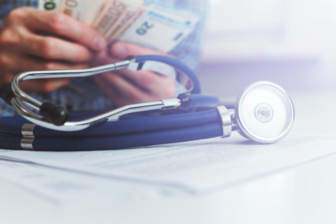 Lekár, peniaze