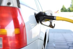 Motoristi by nemali tankovať benzín E10 do starších áut