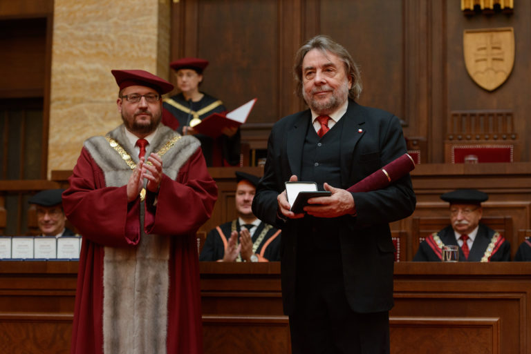 UK: Ocenila študentov za zásluhy počas revolúcie