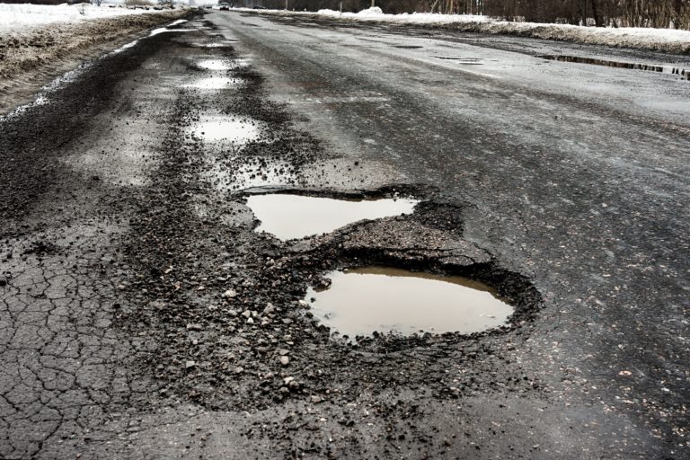 Do opráv ciest I. triedy sa cestári pustia najskôr v roku 2020