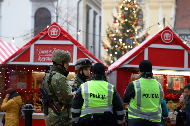 Vianocne trhy bezpecnost vojsko policia mo sr.jpg